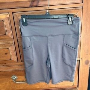 Dinerzia Women’s Gray Shorts Size Medium NWT